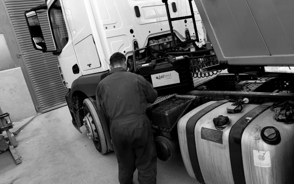 tomi-transport-kruszywa-przeladunki-wanny-warsztat